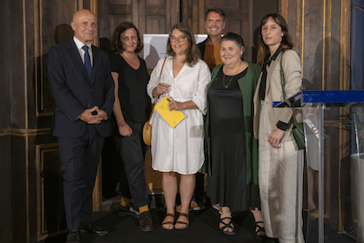 photo de groupe lors de la remise du prix Envoyé par La Poste