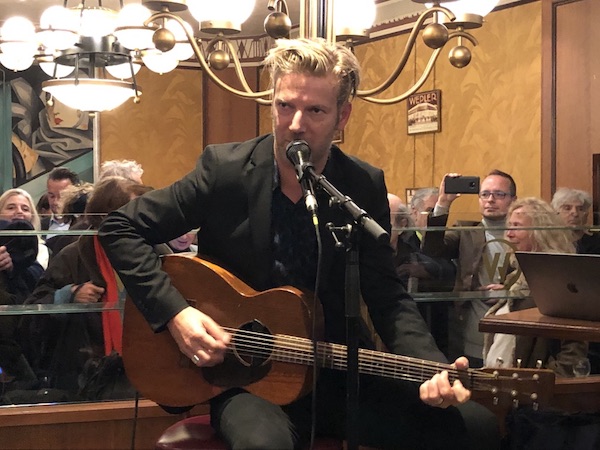 photo de Bertrand Belin avec sa guitare lors de la soirée Prix Wepler Fondation La Poste