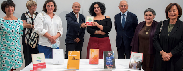 Photo de Dima Abdallah avec jury du prix et Philippe Wahl, président du Groupe La Poste