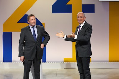 Photo de Yves Delmas et Philippe Wahl lors des voeux 2021 et de la remise du prix des Postiers écrivains