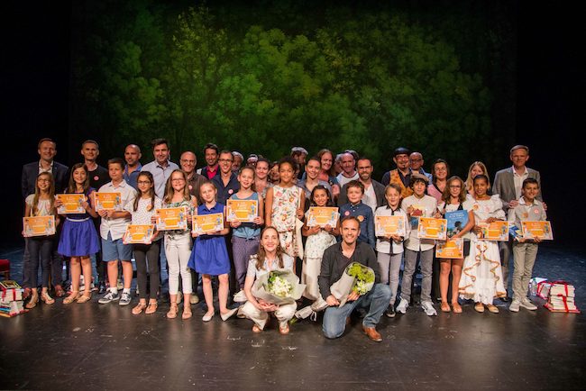 Photo des finalistes des Petits Champions de la lecture sur scène tenant un diplôme