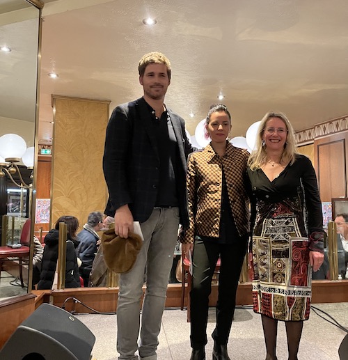 Photo d'Antoine Wauters et Laura Vazquez , les lauréats avec Anne-Marie Jean, déléguée de la Fondation La Poste