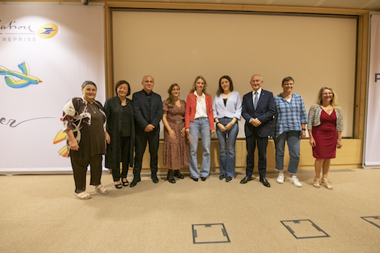 Photo de groupe : les auteures Laura Poggioli, Mona Messine et Mehtap Teke, quelques membres du jury du Prix, le président de la Poste et la déléguée générale de la Fondation
