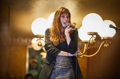 photo de Lucie Rico faisant son discours de réception de la Mention spéciale du jury