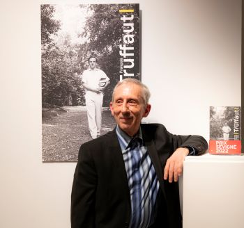 Bernard Bastide posant avec son édition de la Correspondance de François Truffaut