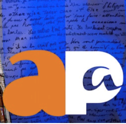 Logo APA de l'association pour l'autobiographie sur fond d'un manuscrit 