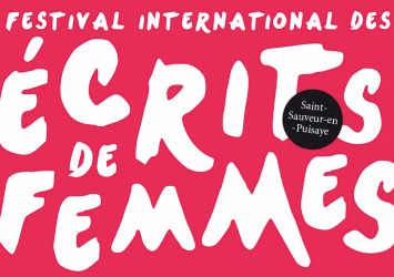 Affiche du festival : fond rose et festival des Ecrits de femmes en lettres blanches 