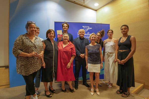 Photo du lauréat, des membres du jury et des auteurs sélectionnés avec Anne-Marie Jean, déléguée générale