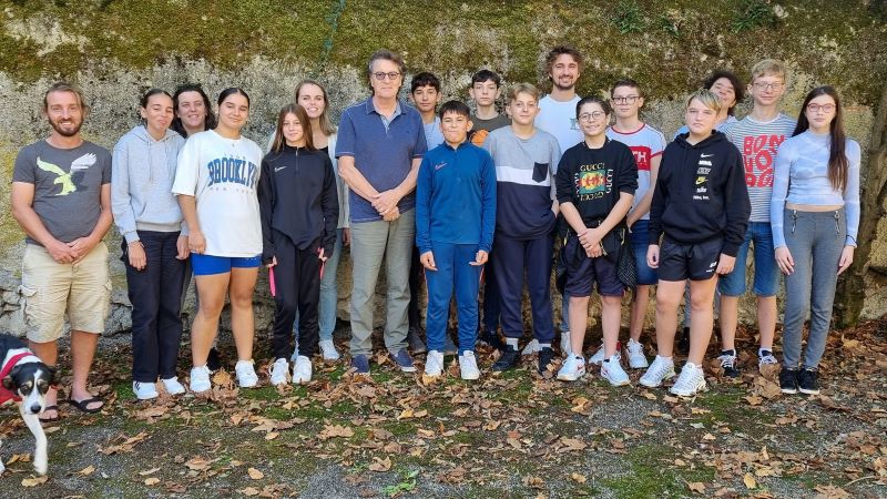 Photo des élèves de 4e du collège de Fumel avec Francis Cabrel