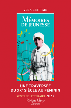 Couverture du livre avec photo de Vera Brittain encadrée d'un fond rouge