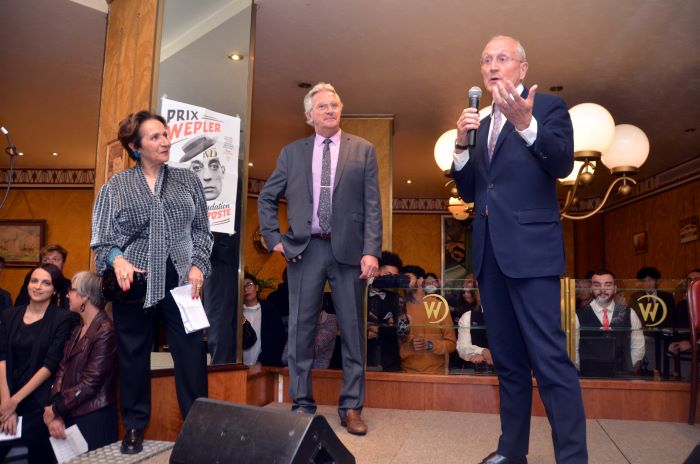 Photo de Philippe Wahl, Président du Groupe La Poste et de la Fondation accompagné de Marie-Rose Guarnieri (librairie des Abbesses) et du directeur de la brasserie Wepler, 