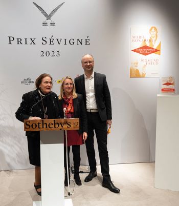 Photo chez Sotheby's de Anne de Lacretelle, Anne-Marie Jean et Rémy Amouroux