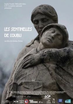 Affiche du film : deux soldats de pierre enlacés