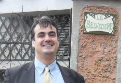 Manuel Cornejo, devant la porte du jardin de la maison de Maurice Ravel à Montfort-l'Amaury, Le Belvédère.