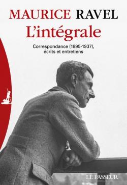 Manuel Cornejo, devant la porte du jardin de la maison de Maurice Ravel à Montfort-l'Amaury, Le Belvédère. (D.R.)