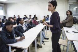 Photo de Cécile Ladjali et Muriel Magellan avec des élèves