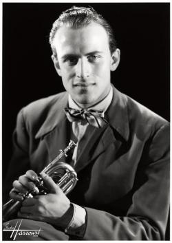 Photo de Boris VIan avec trompette, Harcourt, 1948