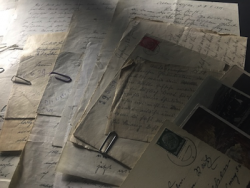 Photographie des lettres prise pendant le tournage de Vivre dans l'Allemagne en guerre © Jérôme Prieur