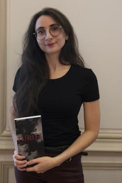 Julie Ruocco au CNL le 2 septembre 2021, tenant son roman Furies