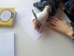 Visuel de l'atelier journal, une main écrivant