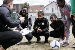 Enfants et éducateur accroupis