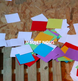 Visuel avec papiers de couleur et titre : Sujet Nous