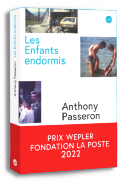 Couverture du livre d'Anthony Passeron (photos sur fond blanc) avec bandeau rouge du prix