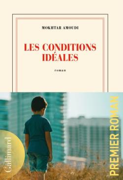 Couverture du livre avec bandeau sur lequel figure la photo d'un petit garçon de dos face à des immeubles