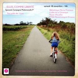 Affiche du spectacle : une petite fille sur un vélo de dos roulant sur une route dans la nature