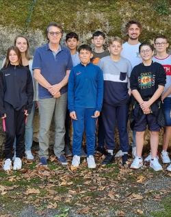 Photo de Francis Cabrel avec les élèves de 4e du collège de Fumel