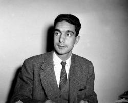 Photo d'Italo Calvino jeune en noir et blanc