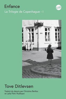 Couverture de l'ouvrage Enfance de Tove Ditlevsen, fond vert avec photo en noir et blalnc