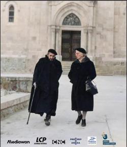 Photo de Lucie Coutaz marchant au côté de l'abbé Pierre