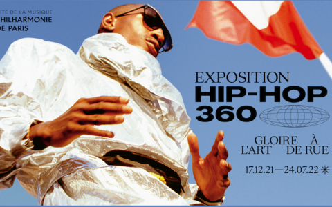 Visuel de l'expo Hip Hop (un homme photographié en contre plongée sur fond bleu
