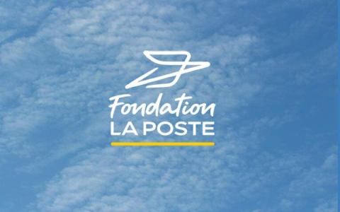 Fond ciel bleu nuages avec logo blanc de la Fondation La Poste 