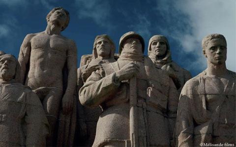 visuel avec photo d'un monument aux morts, sculpture de plusieurs soldats