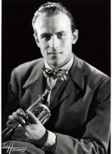Photo de Boris VIan avec trompette, Harcourt, 1948