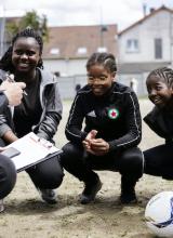 Enfants et éducateur accroupis