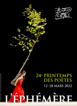 Affiche du Printemps des poètes, photo extraite du tout dernier spectacle de Pina Baush. : fond noir, danseuse en robe rouge portant un arbre sur son dos 