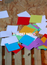 Visuel avec papiers de couleur et titre : Sujet Nous