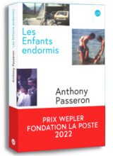 Couverture du livre d'Anthony Passeron (photos sur fond blanc) avec bandeau rouge du prix