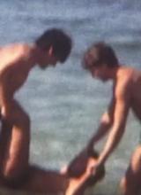 capture image film de la famille d'Anthony Passeron : garçons jouant dans l'eau