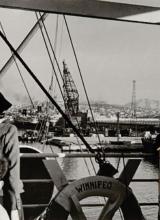 Photo en noir et blanc d'exilés sur un bateau