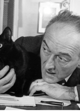 photo de Jean Vilar avec un chat noir