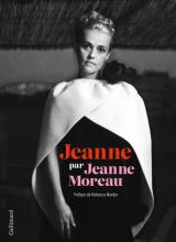 Photo en noir et blanc de Jeanne Moreau jeune, de face