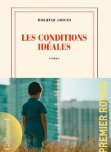 Couverture du livre avec bandeau sur lequel figure la photo d'un petit garçon de dos face à des immeubles