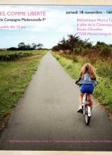 Affiche du spectacle : une petite fille sur un vélo de dos roulant sur une route dans la nature