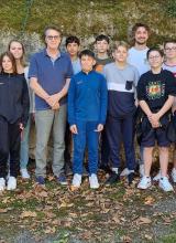 Photo de Francis Cabrel avec les élèves de 4e du collège de Fumel