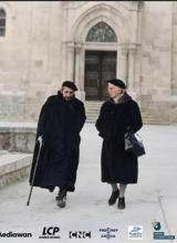 Photo de Lucie Coutaz marchant au côté de l'abbé Pierre